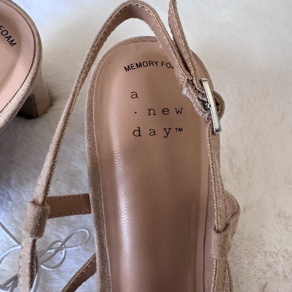 A New Day Women's Beige Strappy Heels Size 8 1/2 - Picture 5 of 6